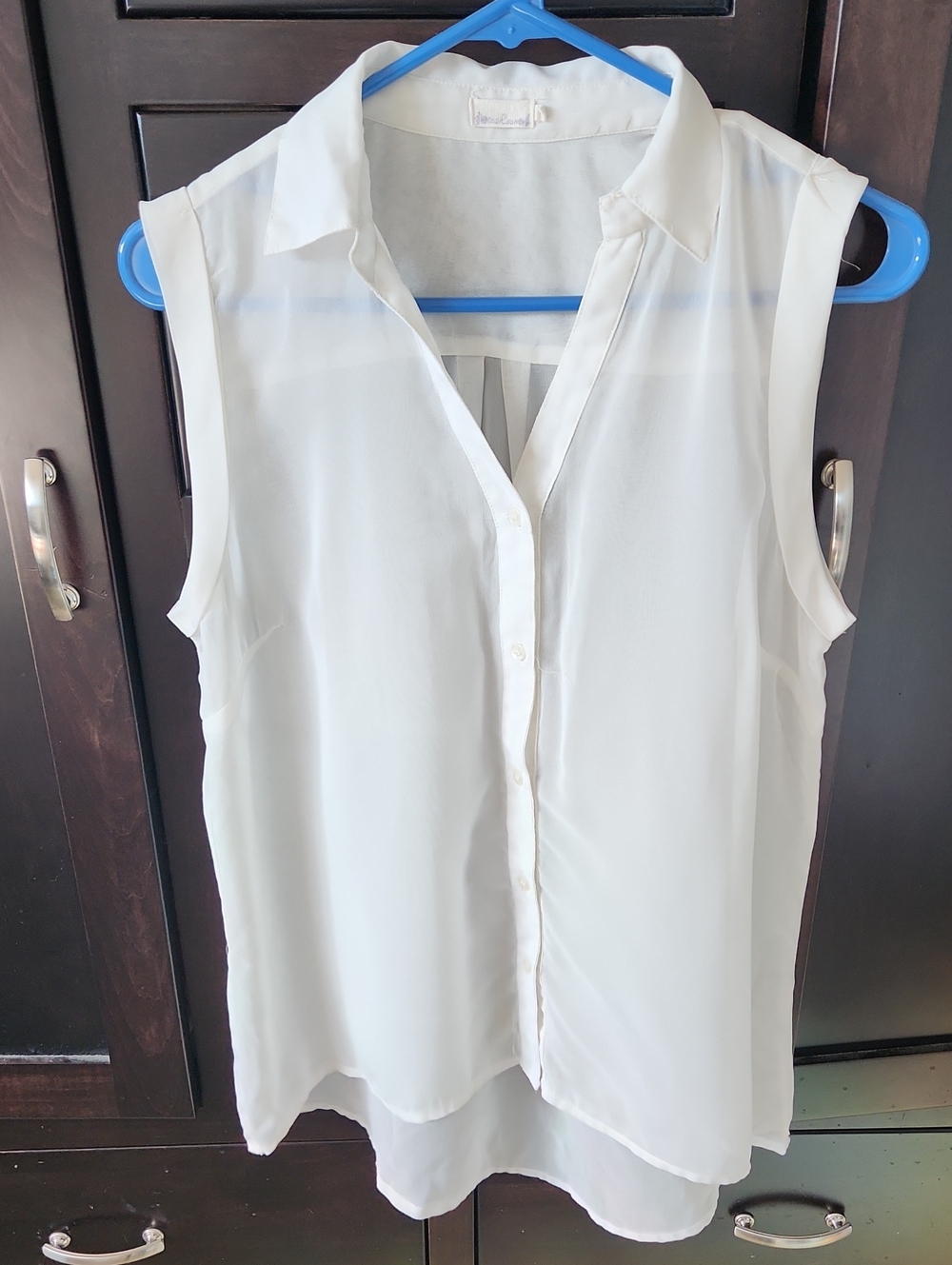 Sleeveless Cream Button-Front Blouse by tea n rose